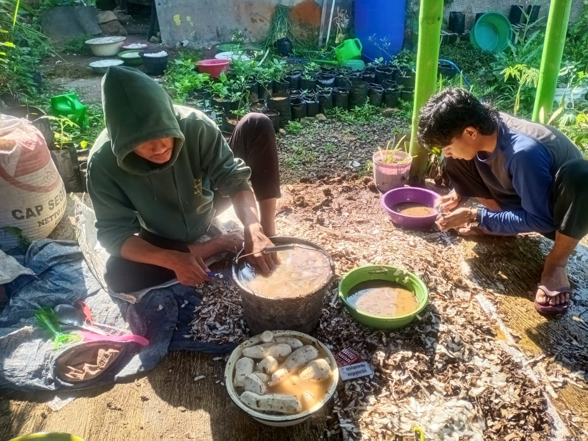 Pembuatan keripik talas